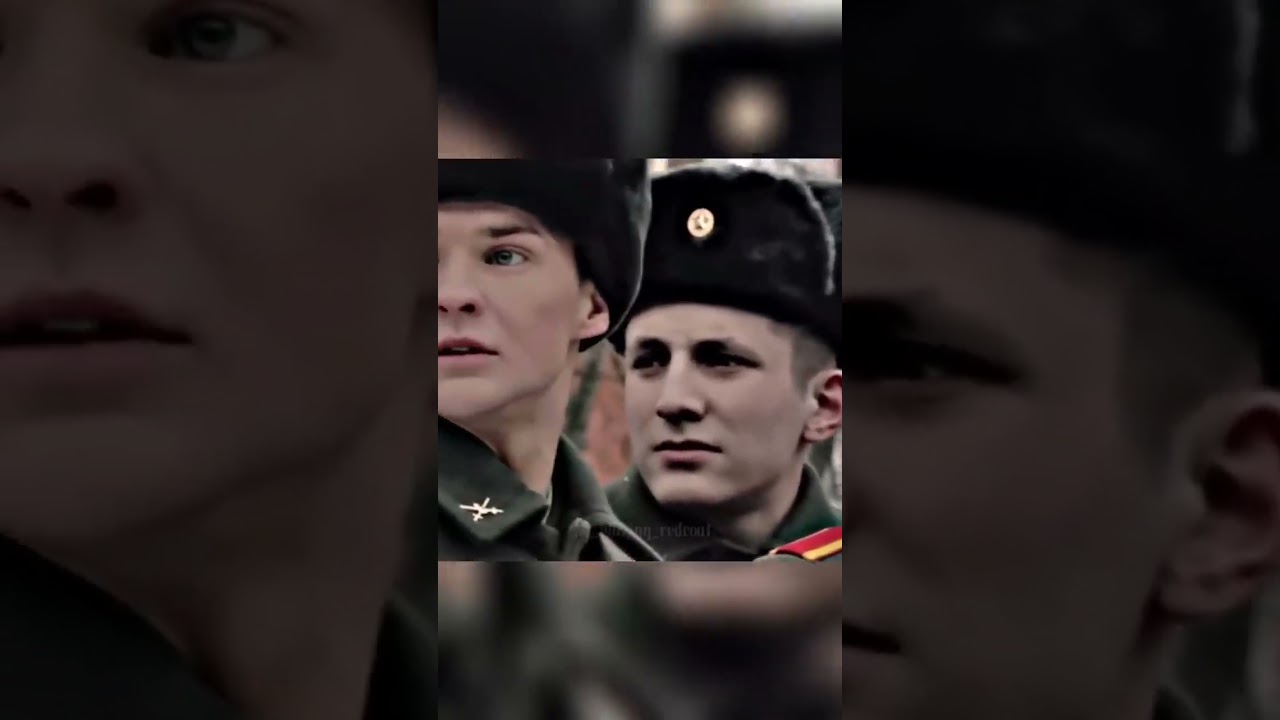 Soldados saludan a un veterano Soviético. 