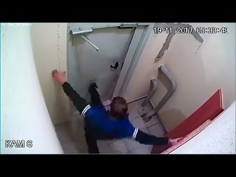 Мужчина три часа выбивал дверь подъезда, пока не заметил кнопку домофона