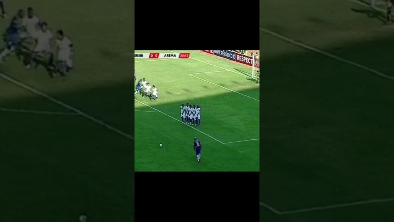 tendangan spektakuler serginho vandikj saat melawan arema malang