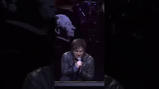 Milei canta en su recital ante multitud de seguidores. #milei #macri #lla #karina #caputo