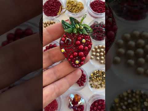 Шикарная брошь из бисера и кристаллов Клубника #брошьизбисера #broochhandmade #купитьброшь #брошка