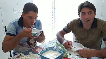 Como se come coalhada fresca?