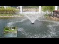 Плавающий фонтан в пруду