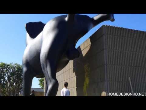 Video: Sculptpting Irreverence: Dog Giant Marking Its Territory on Modern Art Museum