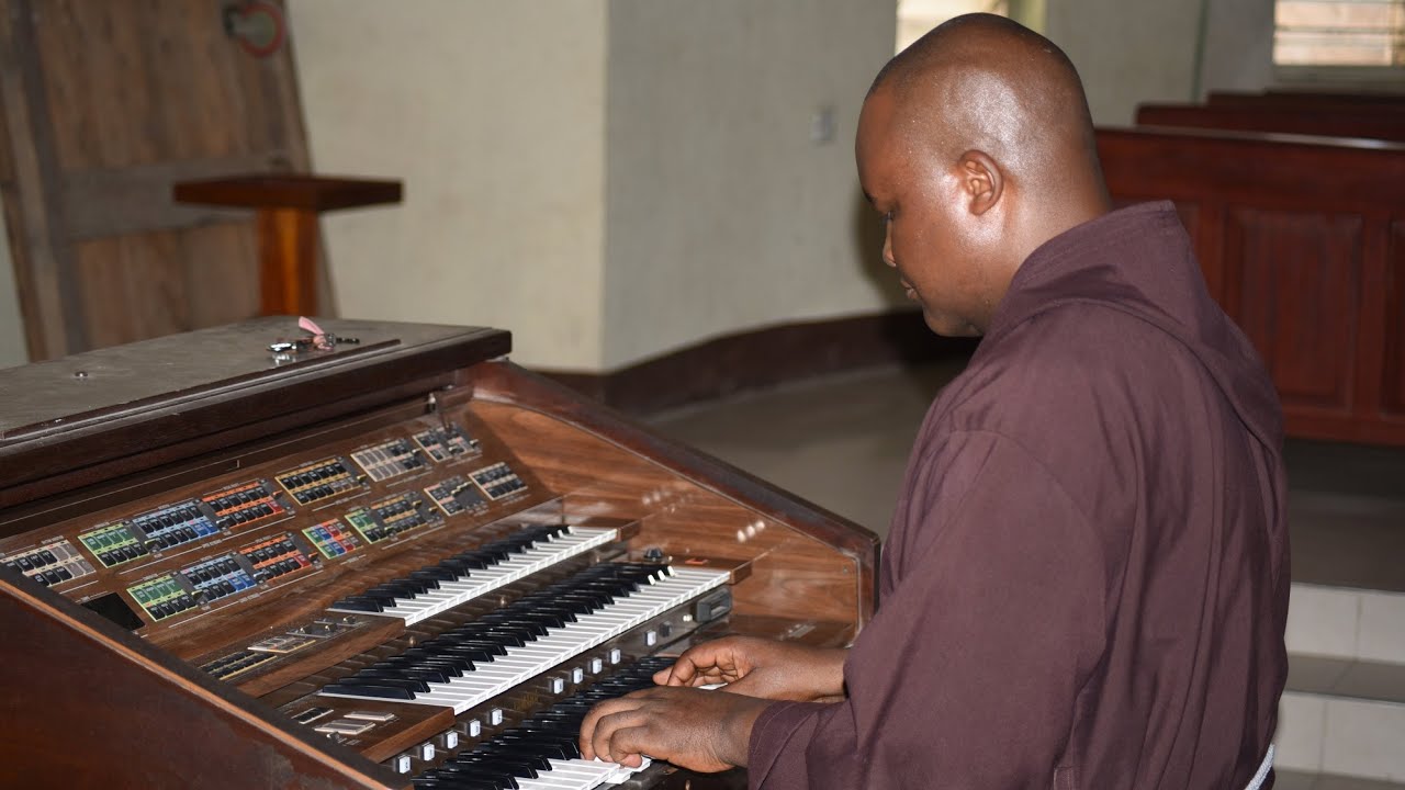 Ufundi wa Padre Prosper Kessy Katika Kinanda, Aonesha Wazi Kipaji Chake Katika Muziki