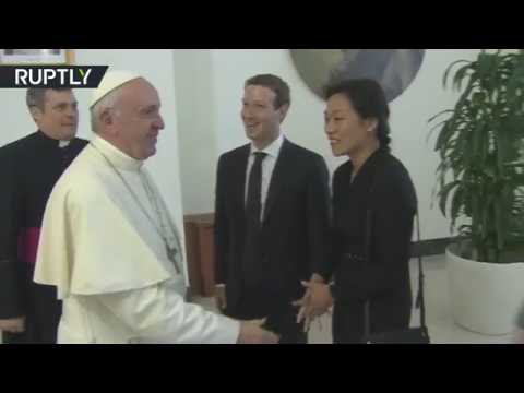 Видео: Счастливый Марк Цукерберг как новый папа
