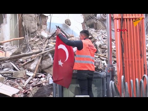 Kepçe Operatörü Depremde Hasar Gören Binadan ( Türk Bayrağı'nı )İtinayla İndiriyor ! 🇹🇷 #türkbayra