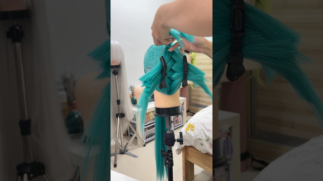 if you’re a real fan you’d know which version of hatsune miku’s wig i’m styling! #cosplay #wig