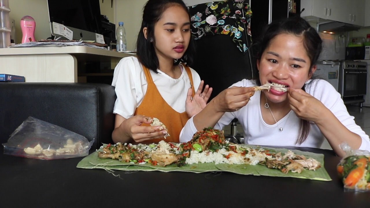 Bibir JONTOR.... Nyantap 1 Ekor Ayam Nelongso Istimewa... Sampai LUDESSS