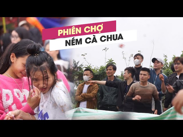 Độc lạ phiên chợ ném cà chua ở Thanh Hóa: Ném càng nhiều càng may mắn class=