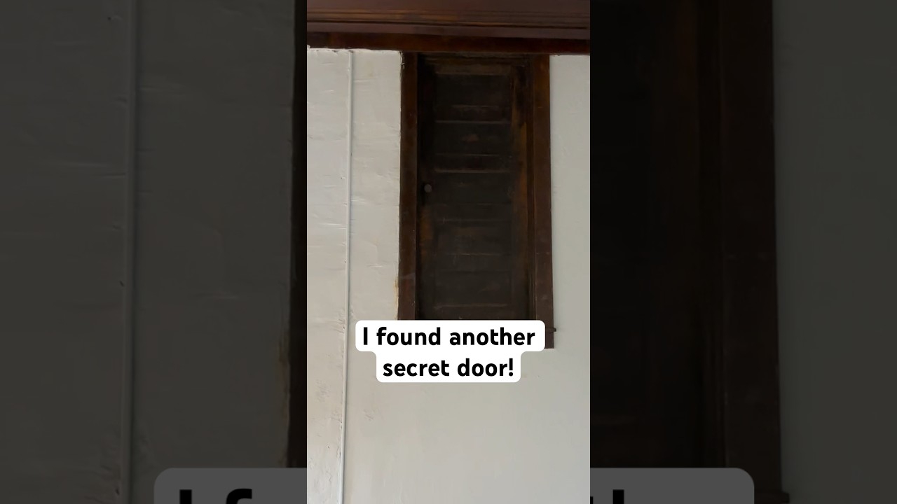 Я нашел потайную дверь на потолке!!