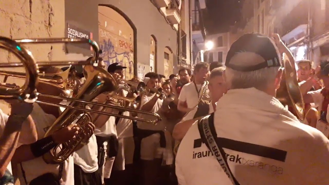 IRAUNKORRAK TXARANGA, SAN FERMIN 2022, PEÑA OBERENA, GAZTEAK, BLANCO Y NEGRO