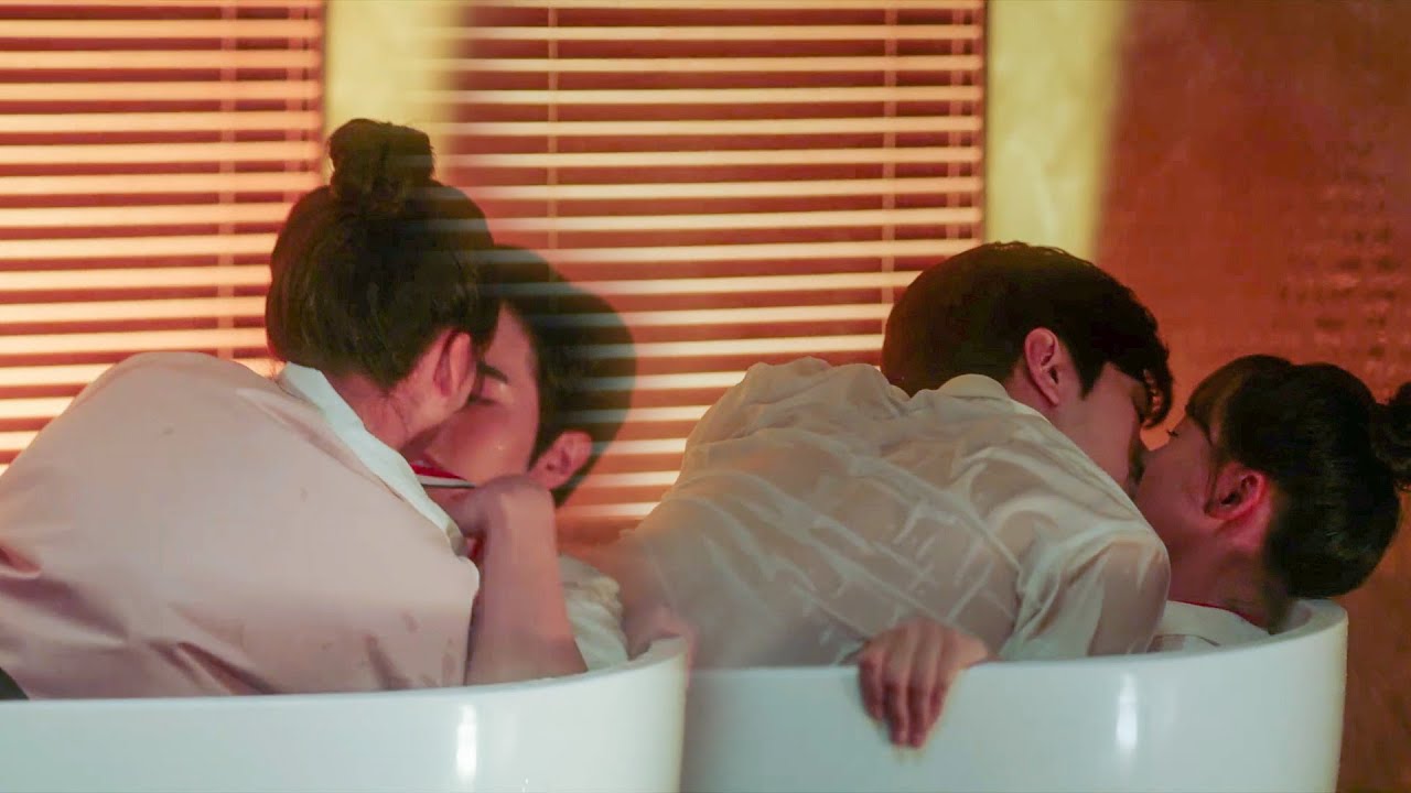 ซีอีโอดึงซินเดอเรลล่าเข้าไปในอ่างอาบน้ำ ตรึงเธอลง และจูบอย่างเร่าร้อนในการยั่วยวน