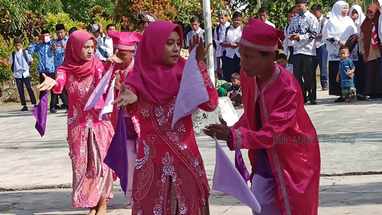 Tarian Lalayon MTs Negeri 1 Halteng di Upacara HUT Ke-75 PGRI dan HGN 2020