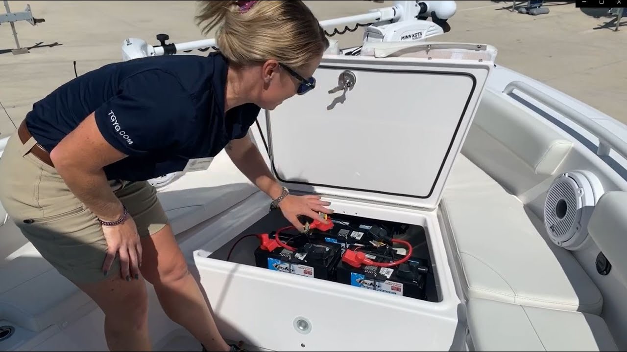 Обзор яхты Everglades 243CC от Tom George Yacht Group.