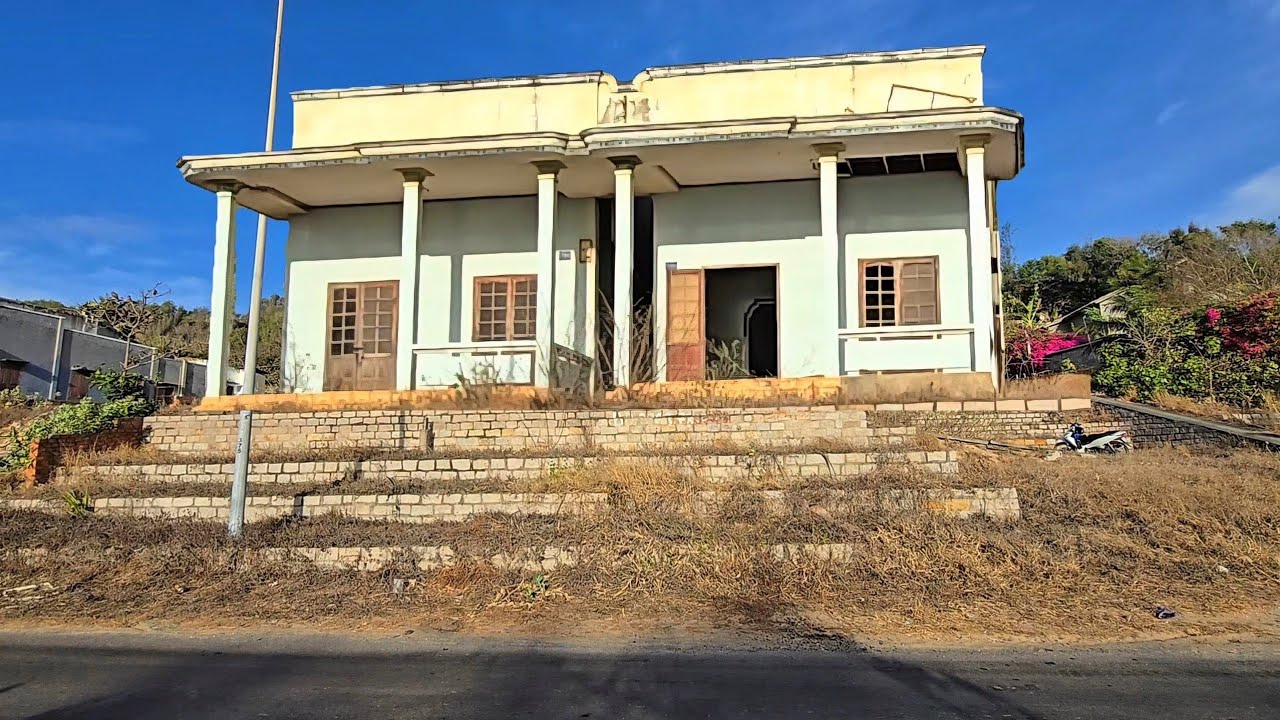 Bí ẩn hai ngôi nhà bỏ hoang ai đi ngang cũng thấy kỳ lạ