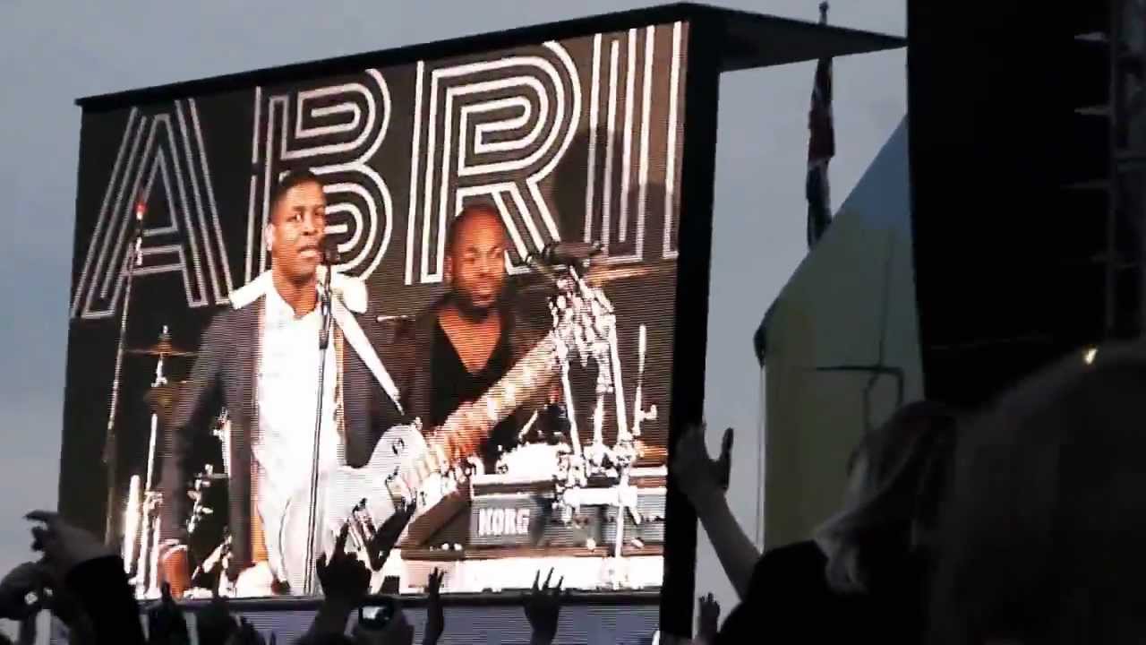 LABRINTH - EARTHQUAKE LIVE ( OLYMPIC RELAY 2012 PLYMOUTH )