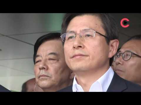 [Video C] 성주군민, 트랙터로 황교안 총리 탄 버스 4시간째 포위…물병·계란 세례 '수난'