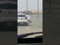 عصابة مكونة من 3 شباب يسلبون مبلغا ماليا كبيرا من راكب قبل إلقائه على الطريق والفرار بالمركبة