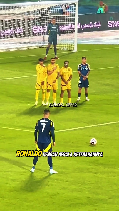 bisa bisa nya pemain ini berak di lapangan