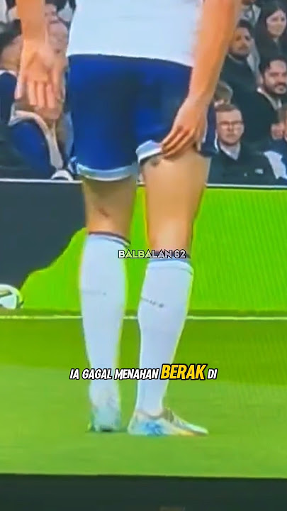 bisa bisa nya pemain ini berak di lapangan