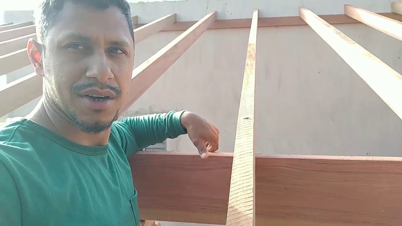 Estrutura do telhado de uma água na chácara.