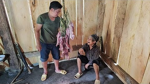 Bà cụ 70 tuổi sinh tồn trong rừng già nhận lia lịa niềm vui mới. Nguyễn Tất Thắng