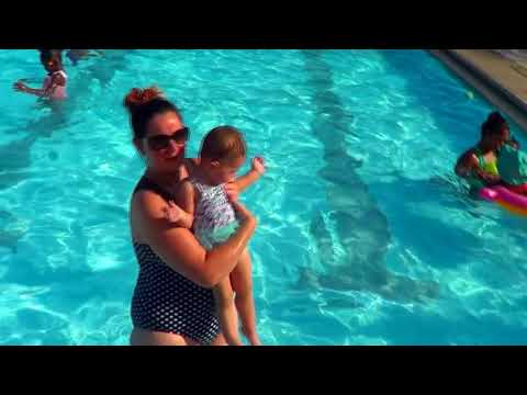 Raspberry and mommy at the swimming pool || Malina razem z mamusia plywaja w basenie