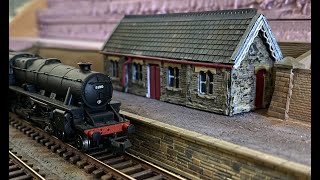 Кросби Гарретт: Модель железной дороги калибра N - Скретч строит станционную платформу и зал ожидания, эпизод 9