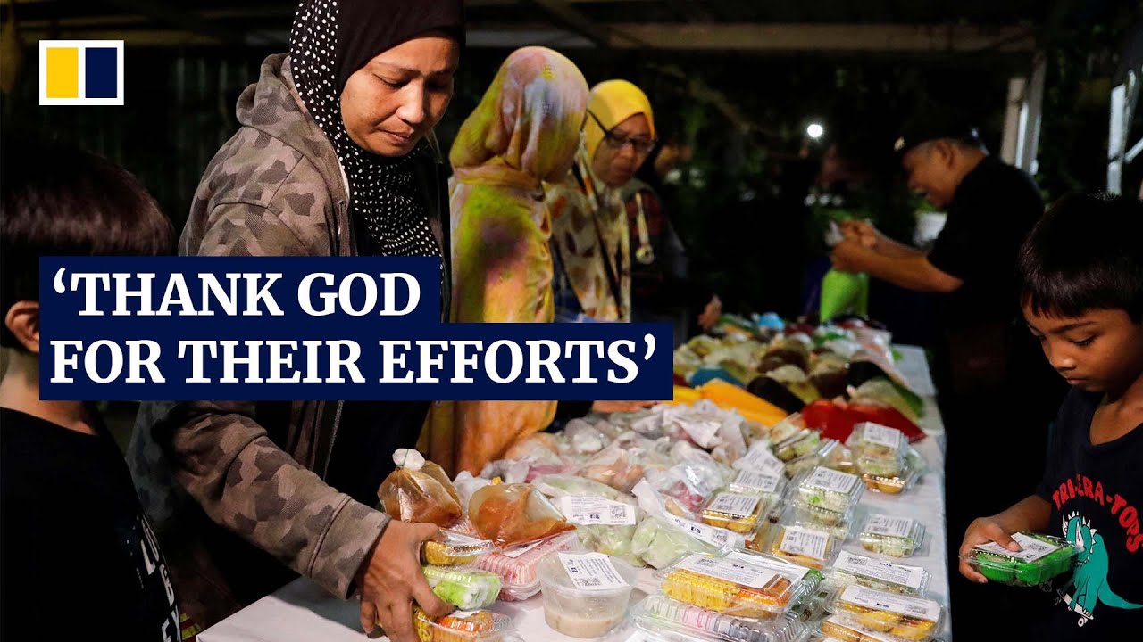 马来西亚慈善机构将斋月集市上多余的食物重新分配给低收入家庭
