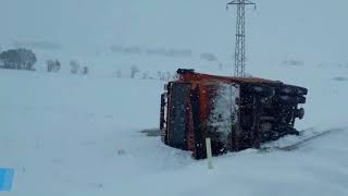 Sungurluda Kar Küreme Araci Devri̇ldi̇ Kaza Kertme-Kaledere Yolunda Meydana Geldi