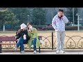 Man Responding to People Who Are on the Phones | Prank 当男生在打电话的路人旁边接话，有人笑倒在朋友身上