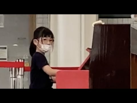 さいたま新都心ストリートピアノ 小さな女の子の演奏