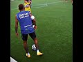 نيمار يلعب مع البنات 