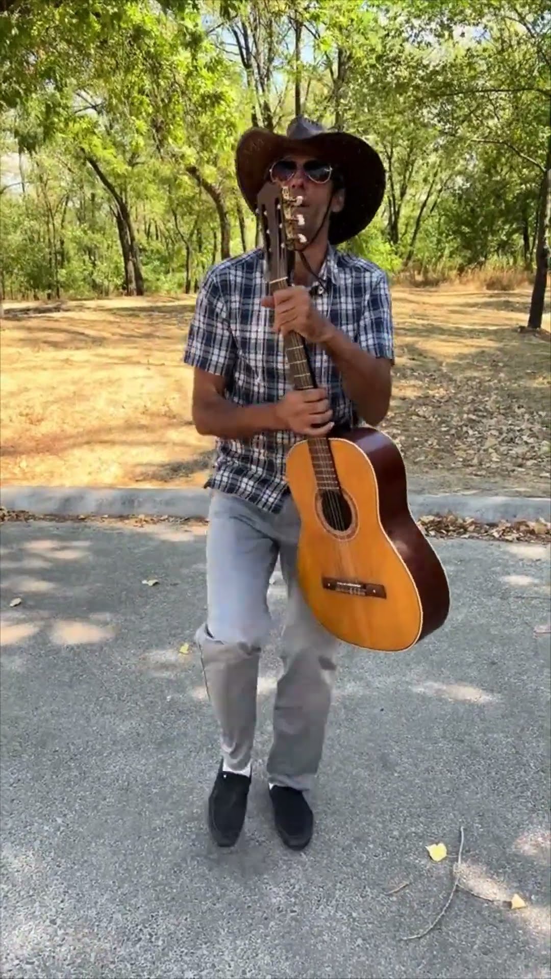 Talented Street Performer Shows Off Impressive Musical Skills