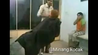 Video lucu saat potong rambut