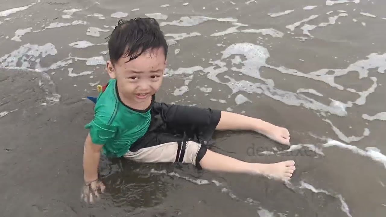 Main pasir dan air laut, menyenangkan 