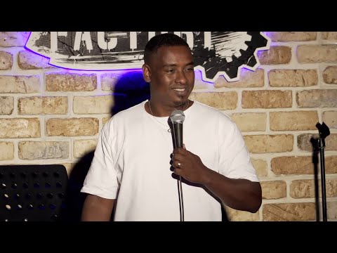 הומור שחור: סטנדאפיסטים אתיופים שצוחקים על גזענות – מהבמה