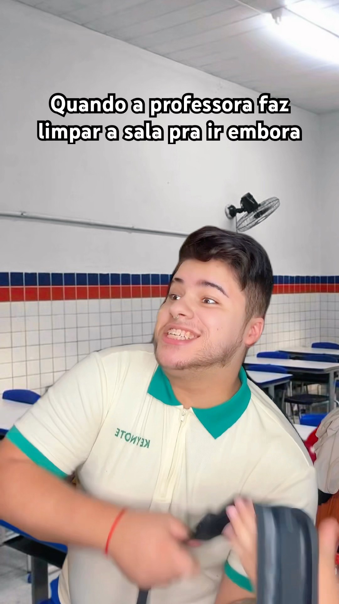 QUANDO A PROFESSORA FAZ LIMPAR A SALA PRA IR EMBORA