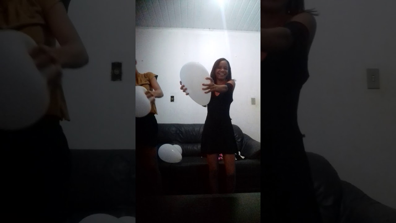 Estourando balões do níver da minha irmã