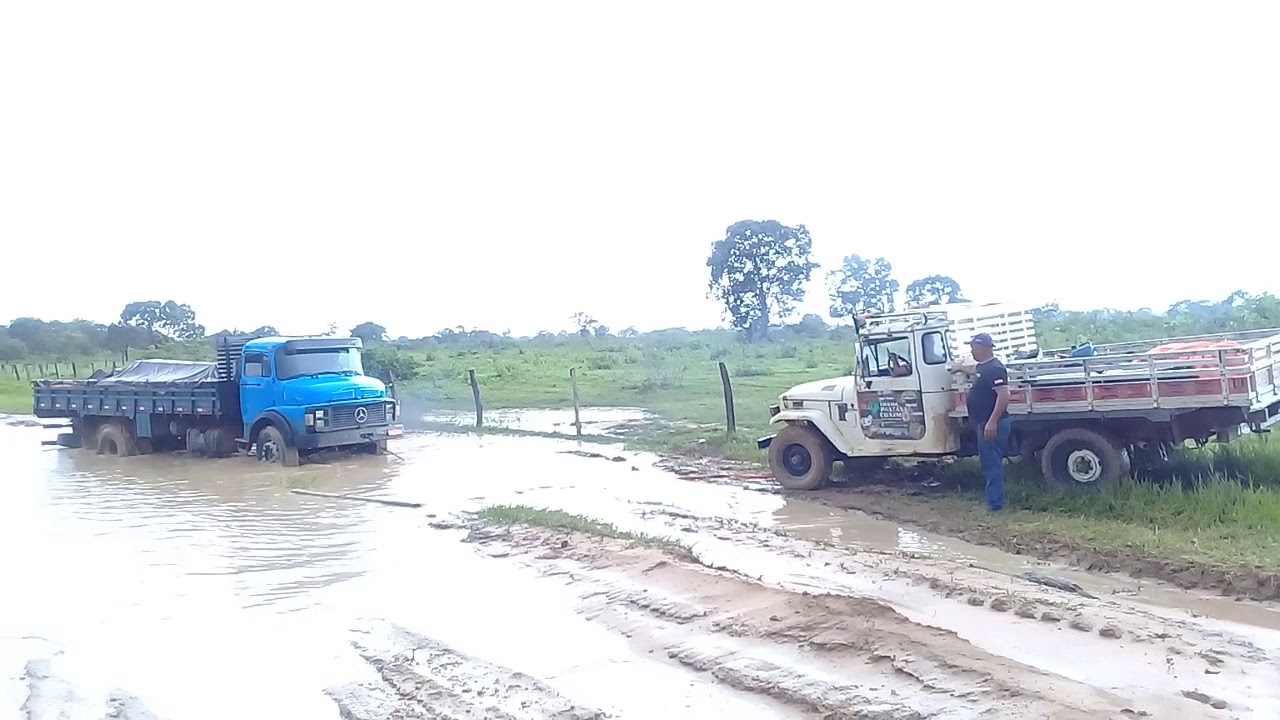 toyota bandeirante bruta arrastando caminhão atolado no pantanal off road parte 1