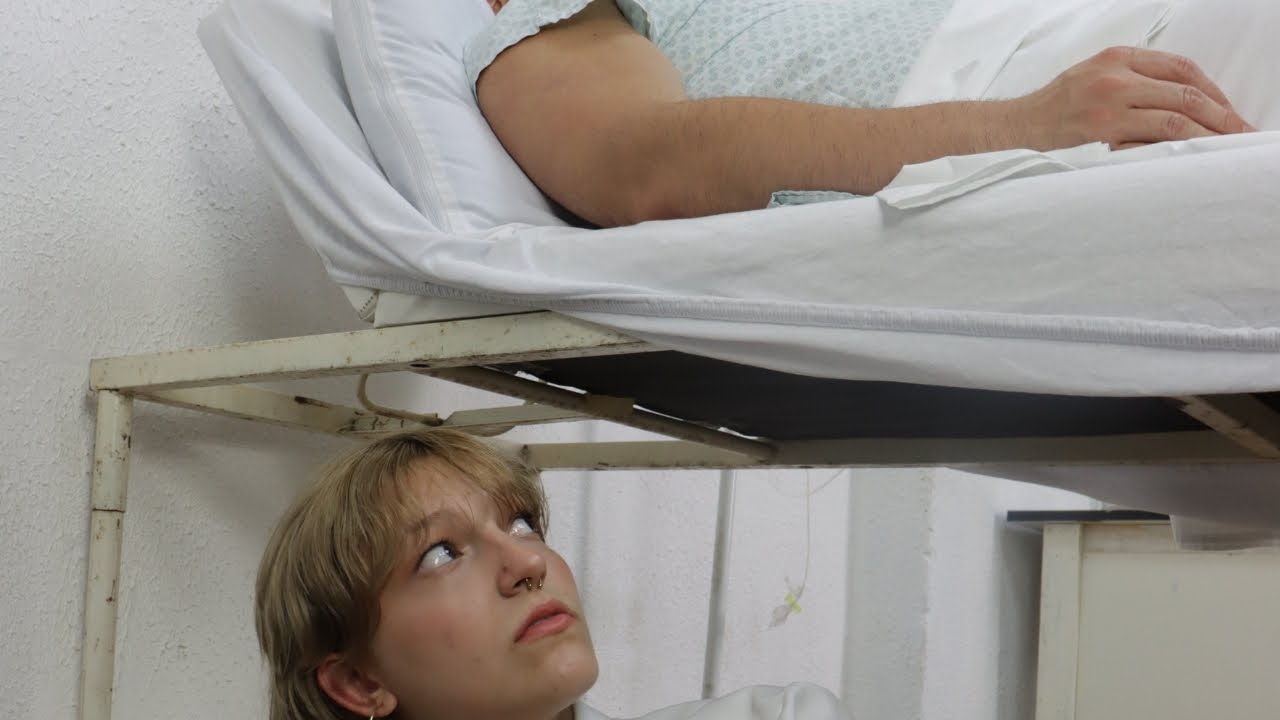 Krankenschwester versteckt sich unter dem Bett des Patienten, um sein Leben zu retten 😱