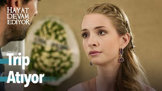 Pelin, Siraça Trip Atıyor - Hayat Devam Ediyor 32. Bölüm