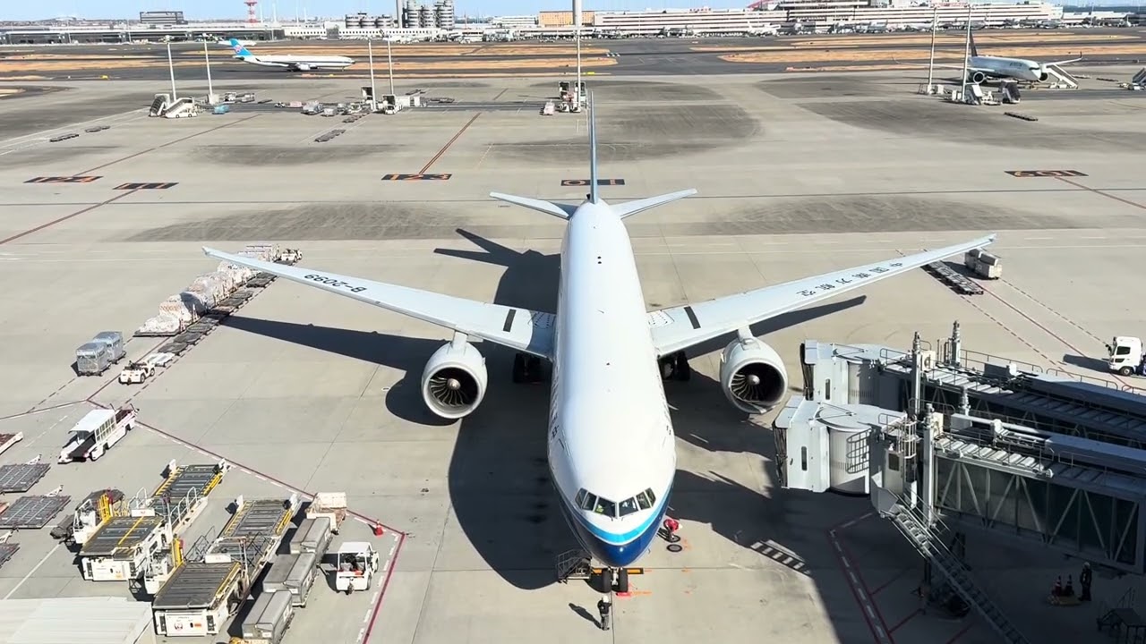 羽田空港第3ターミナルに中国南方航空385便ボーイング777-300ERは110ゲート到着シーン