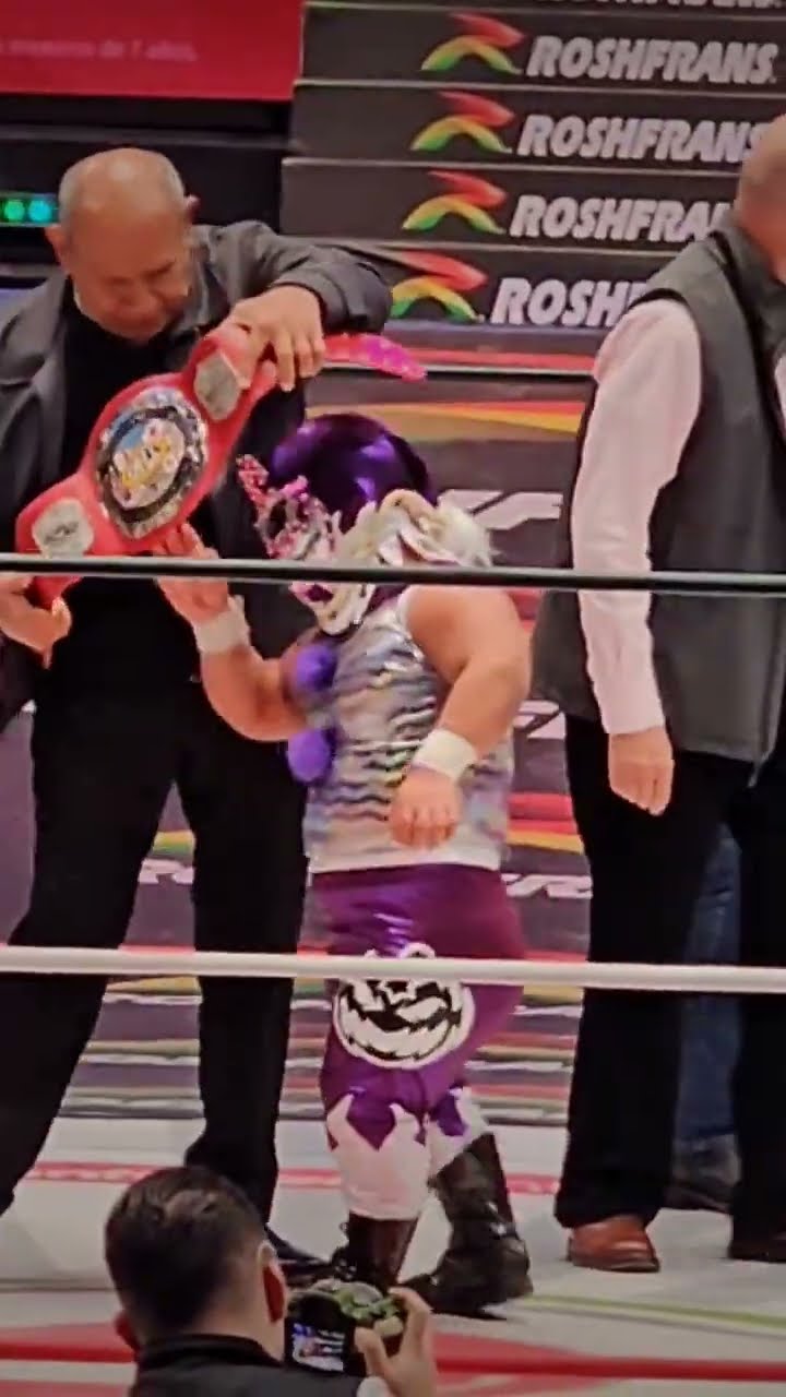 Don Salvador Lutteroth entrega el Campeonato a Tengu