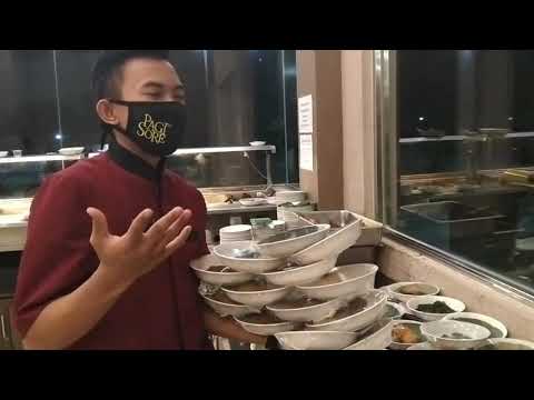 Pelayan Nasi Padang Bawa Piring Banyak