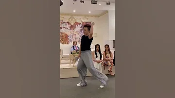 شهاب يرقص احسن من بنات 