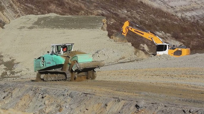 Frutiger SR2001 and SR3000 moving dirt - Scrapedozer, Schürfraupe 