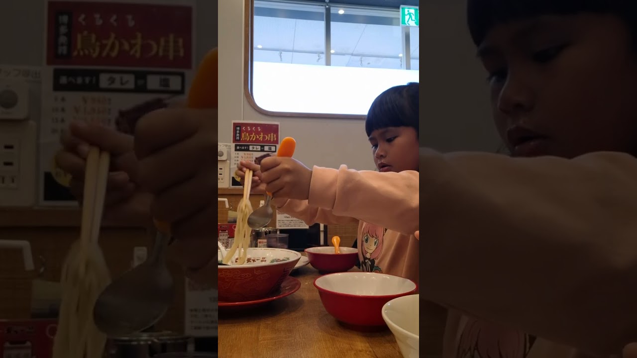 Makan ramen depan halows