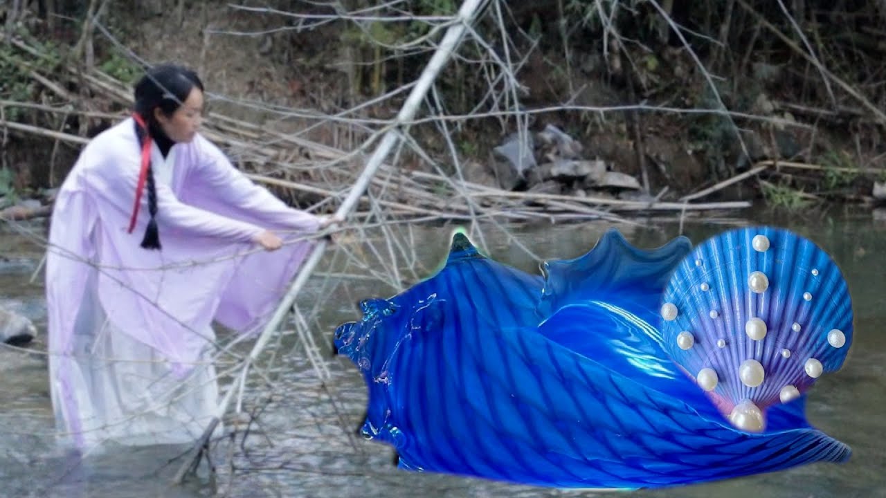 Wow, what a big clam shell! Round green pearls shimmering with light ...